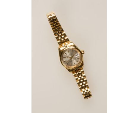ROLEX: A LADIES 18K YELLOW GOLD WRISTWATCH, the round dial with raised baton numerals and crown at 12 o'clock, sweep seconds 
