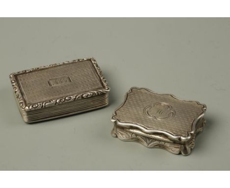 A GEORGE IV VINAIGRETTE of rectangular form with engine-turned decoration, foliate borders, pierced scrolling grill, initiall
