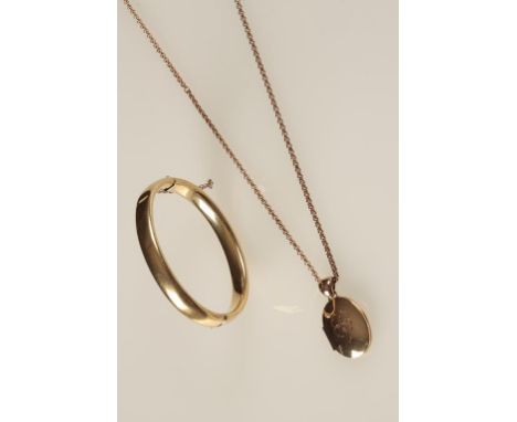A 9CT YELLOW GOLD LOCKET AND CHAIN, the oval locket with engraved flower to the front, attached to a box chain link necklace,