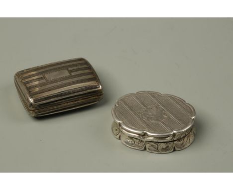 A VICTORIAN VINAIGRETTE of shaped oval form with striped engine-turned decoration and a vacant cartouche to the cover, with g