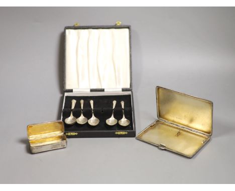   A George V silver cigarette case, 12.7 cm, a 900 standard white metal snuff box and five silver teaspoons..