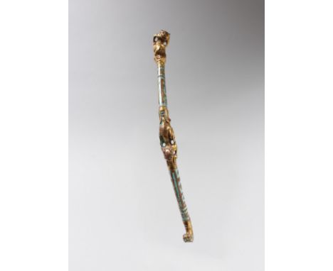 Warring States Dynasty (475 – 221 BC)
This elegant belt hook has a top finial with an alert looking monkey with detailed feat
