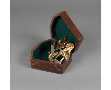 Sextant, English in wooden box. 17 cm.