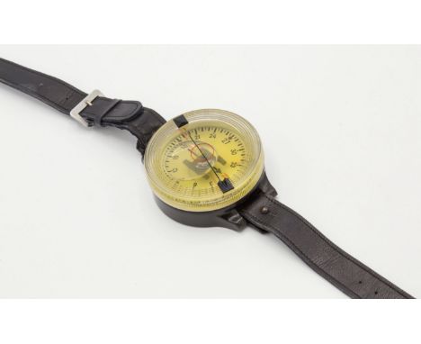 A German WWII AK39 wrist compass, Luftwaffe pilots compass, numbered to back AK 39 FI 23235-1. * Condition: In very good cond