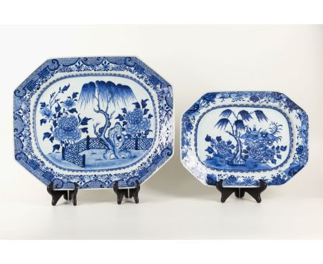 A Chinese export blue and white porcelain platter, late 18th / early 19th century, octagonal, painted with a weeping fir and 