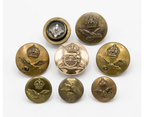 WW2 RAF Escape and Evasion tunic button compass, when the base section is unscrewed opens to reveal a concealed compass, butt
