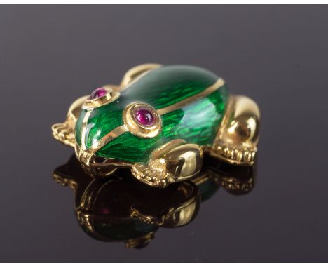 An 18ct yellow gold, enamel and ruby frog pendant, with cabochon ruby eyes, 22mm. long.