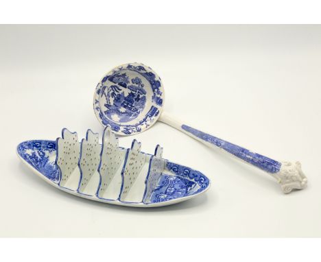 A Spode pearlware toastrack, c.1780, boat shaped, four division, blue and white transfer printed Willow pattern decoration, w