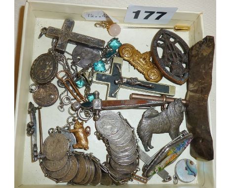 Box of old and vintage jewellery, pendants, brooches etc. (some gold, silver and scrap), badges, crucifixes, etc.