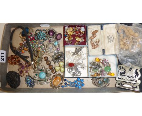Vintage and antique jewellery, inc. brooches, some silver, and 9ct gold cufflinks, etc.