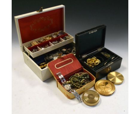 Good selection of costume jewellery to include pietra dura hardstone oval brooch, agate brooches, Georgian unmarked yellow me