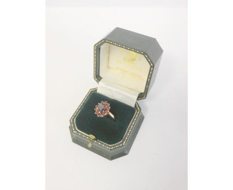 Vintage 9ct gold garnet oval cluster ring, Size L 3g.