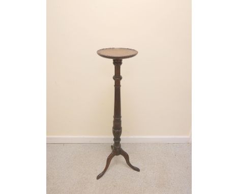 Victorian mahogany circular top jardinière stand of slender form, with reeded columnal support upon tripod feet. Height 112cm