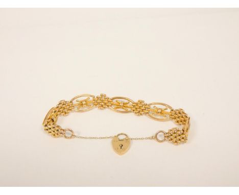 Gold gate bracelet with five oval foliate links. 18g