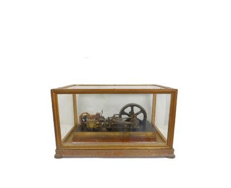 Good early 20th century model steam engine of a single cylinder flat-bed mill engine on cast iron brass bound base. Height 36