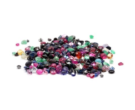 A quantity of unmounted gemstones,to include emerald, ruby, sapphire, citrine, paste, cubic zirconia, etc. (qty.)Condition re