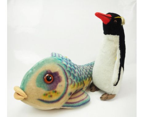 Steiff: Plüschtiere. Pinguin 'Peggy' und Fisch 'Flossy', jeweils mit Fahne. Zustand: II