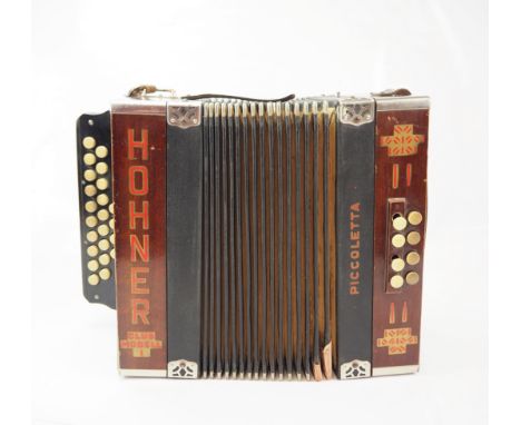 Handharmonika: Hohner Club Modell I Piccoletta. 1930er, Knopfakkordeon, Blasebalg an einigen Stellen geklebt. Zustand III