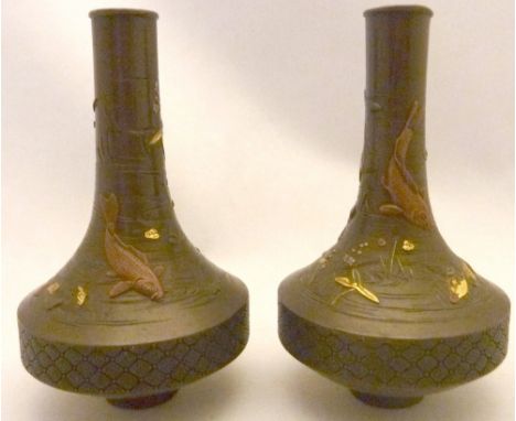Coppia di vasi in bronzo patinato con inserti in rame oro e argento raffiguranti motivi naturalistici. h cm 12 Giappone Meiji