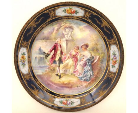 Sevres grande piatto con scene romantiche, profilo in bronzo e decori floreali ed oro. Diametro cm 36, firmato XIX sec Sevres