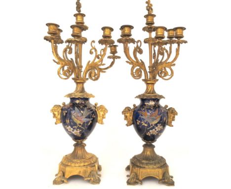 Coppia candelabri a cinque fiamme in bronzo e porcellana, decori naturalistici in filigrana e oro a rilievo, h cm 64  Francia
