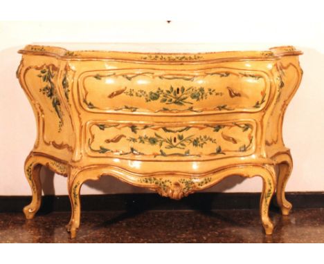 Commode laccata e dipinta con decori floreali a rilievo, mossa e bombata al fronte e lati, piano in marmo, Venezia XVIII sec 
