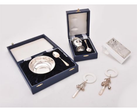 
	
		Y&nbsp;A collection of silver christening sets, to include: a cased silver porridge bowl and spoon by W. I. Broadway &am