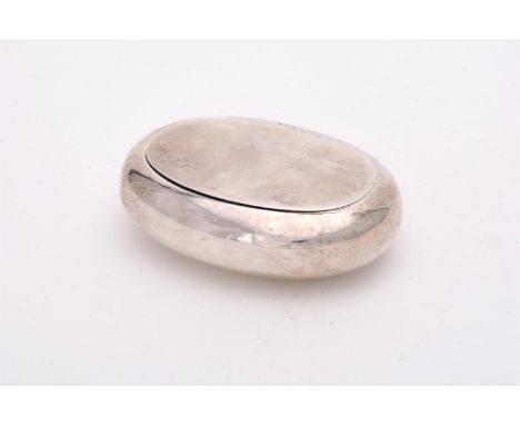 
	
		A late Victorian silver oval tobacco pebble box, maker's mark D&amp;V, Birmingham 1894, 9cm (3 1/2in) long, 96g (3.1 oz)