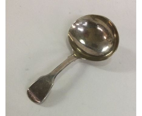 A Georgian silver fiddle pattern caddy spoon of plain form. Approx. 13 grams. Est. £40 - £60.