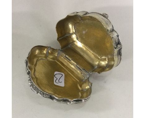 A good quality Continental silver shaped snuff box with gilt interior. Approx. 57 grams. Est. £150 - £200.