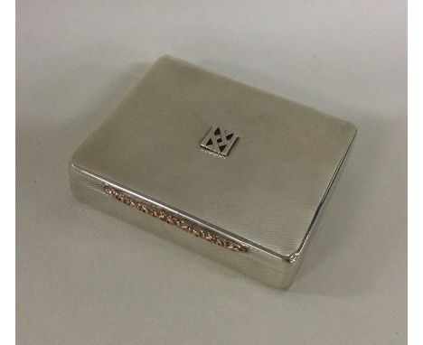 A good engine turned silver and gold mounted box with hinged lid. London. By Thomas Callow. Approx. 115 grams. Est. £100 - £1