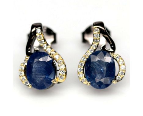 A pair of 925 silver sapphire and white stone set earrings, L. 2.5cm.