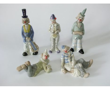 An extensive collection of ceramic models of clowns in the Lladro and Nao manner including examples playing instruments, ridi