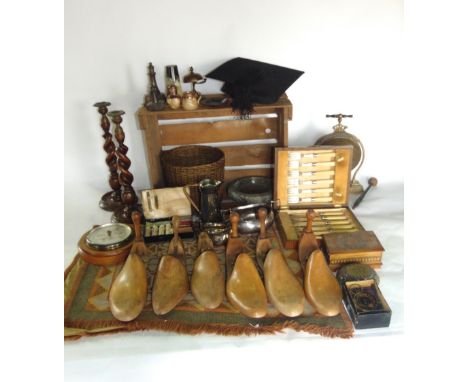 Mixed miscellaneous lot to include various treen ware to include shoe moulds, candlesticks, etc, together with vintage game M