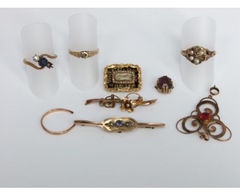 A collection of 9ct gold items to include a memorial black enamel brooch, two bar brooches,  4 rings and an openwork pendant,