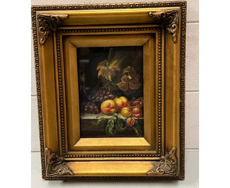 A still life print of grapes in a gilt frame (30cm x  25cm frame)