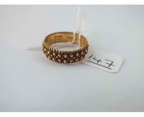 A fancy wedding band in 18ct gold - size R - 4.8gms