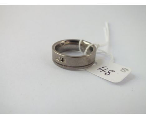 A wedding band set with a diamond in titanium - size R - 4.2gms