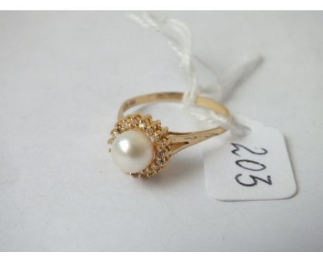 An attractive pearl &amp; diamond cluster ring set in 14ct gold - size R - 2.8gms