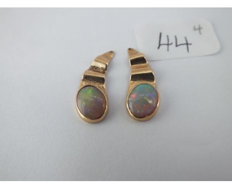 A pair of opal drop earrings in 9ct 