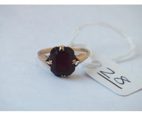 A dark stone ring in 9ct - size K 