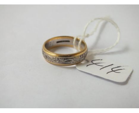 A two-colour gold wedding band in 18ct gold - size K - 4.4gms