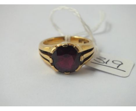 A GENTS GARNET RING IN 18CT GOLD - size R - 14.4gms