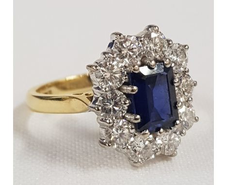 18 CARAT YELLOW GOLD SAPPHIRE &amp; DIAMOND CLUSTER RING - EMERALD CUT SAPPHIRE SET IN CLUSTER MOUNT ADORNED WITH 10 BRILLIAN