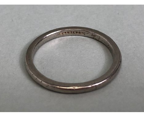 Plain platinum band approximately size K and 2.7g 