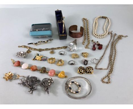 Costume Jewellery, small quantity of vintage and antique costume jewellery to include brooches, pearls bangles, Marquisate an
