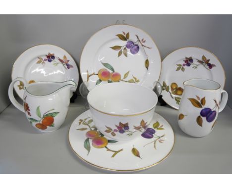 Royal Worcester Evesham dinnerwares, dinner, side plates, soup and cereal bowls, hors d'oeuvres dish, cakestand, fruit bowls,
