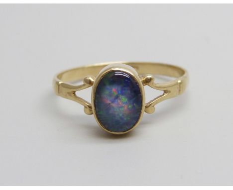 A 9ct gold doublet opal ring, 1.5g, P