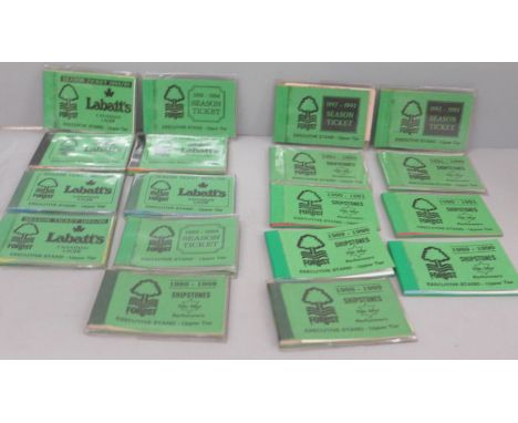 Football; Nottingham Forest, late 1980s/1990s season ticket booklets (18)