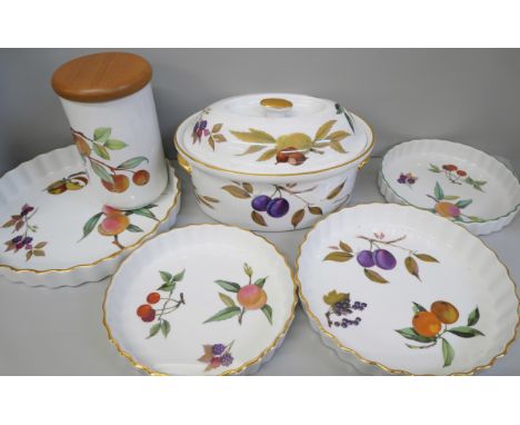 Royal Worcester Evesham oven to tablewares including four flan dishes, vegetable dishes and covers, serving dishes and storag